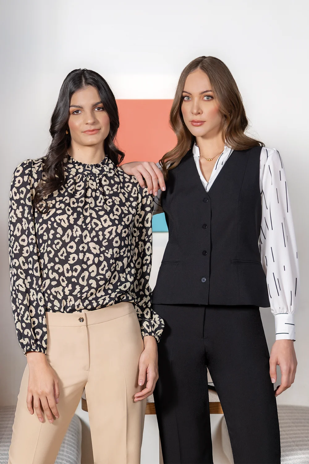 mujer con uniforme corporativo