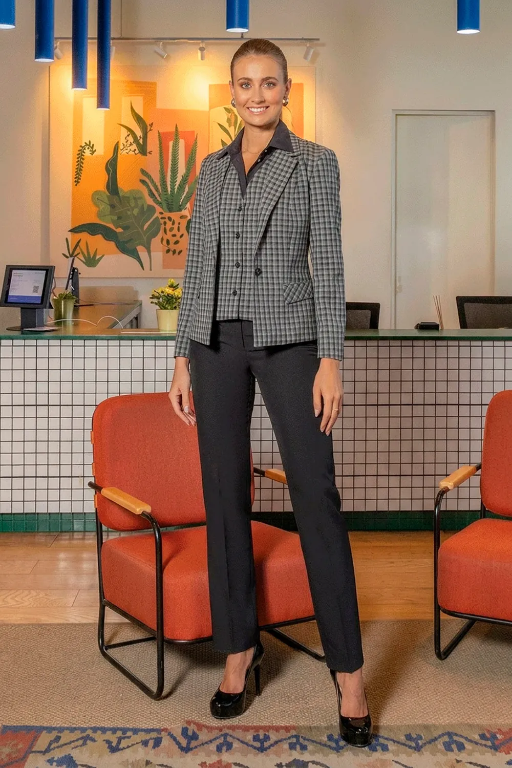 mujer con uniforme corporativo