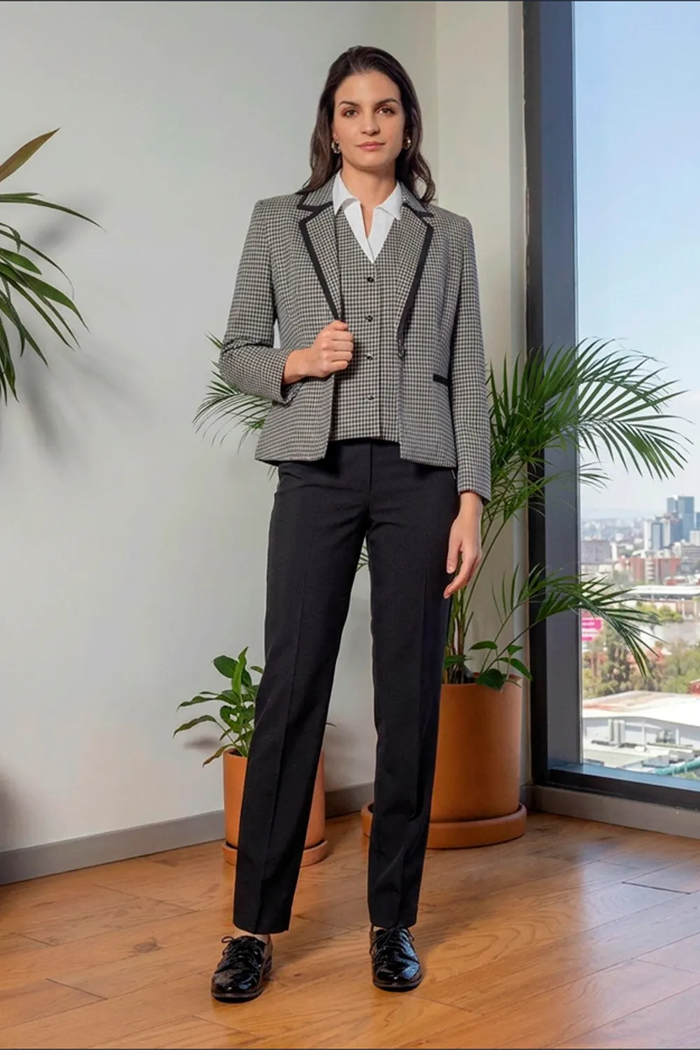 mujer con uniforme corporativo