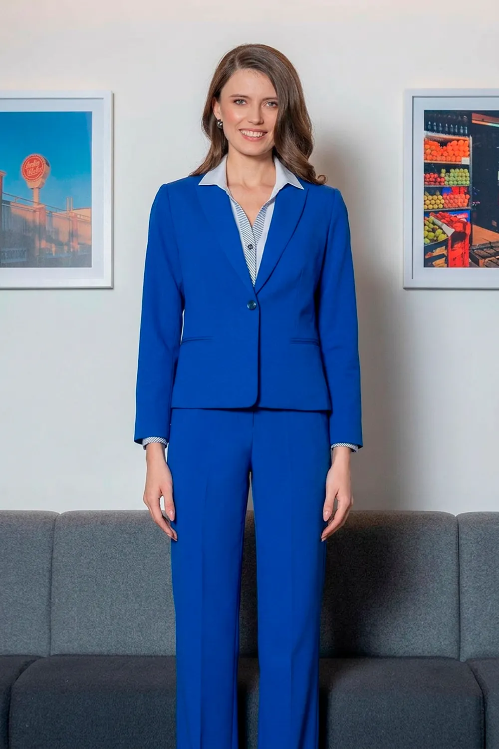 mujer con uniforme corporativo