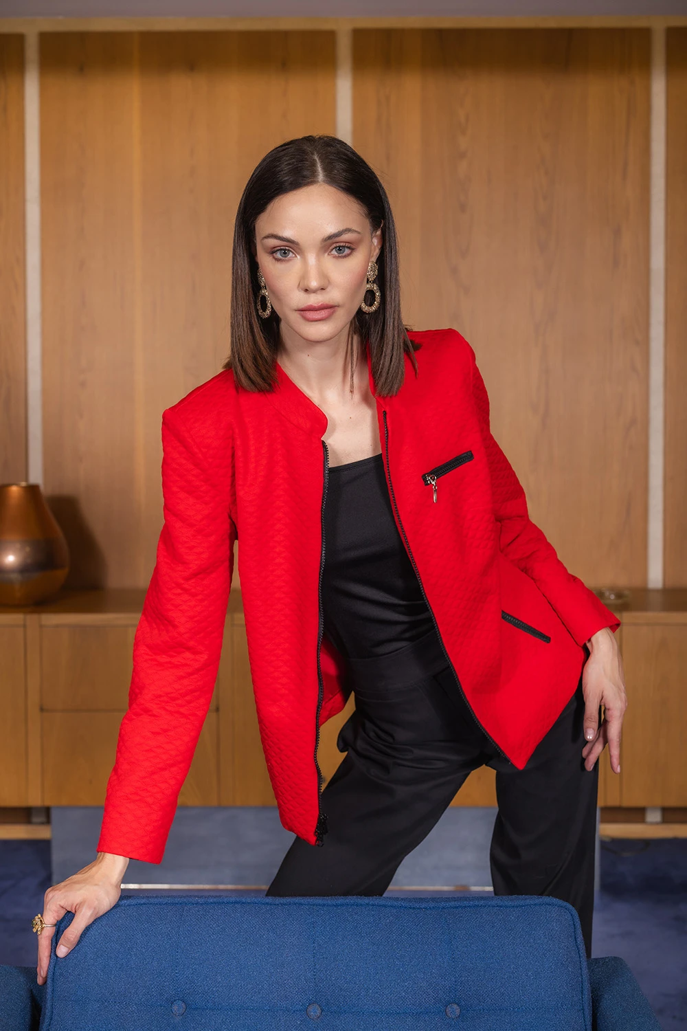mujer con uniforme corporativo