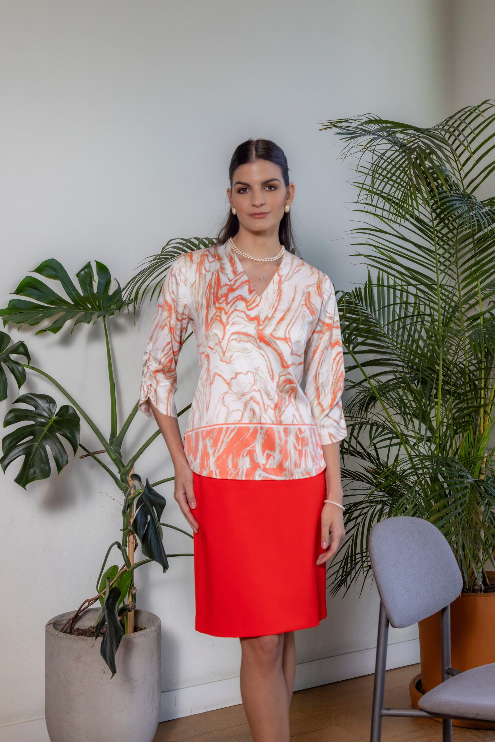 mujer en uniforme ejecutivo con falda