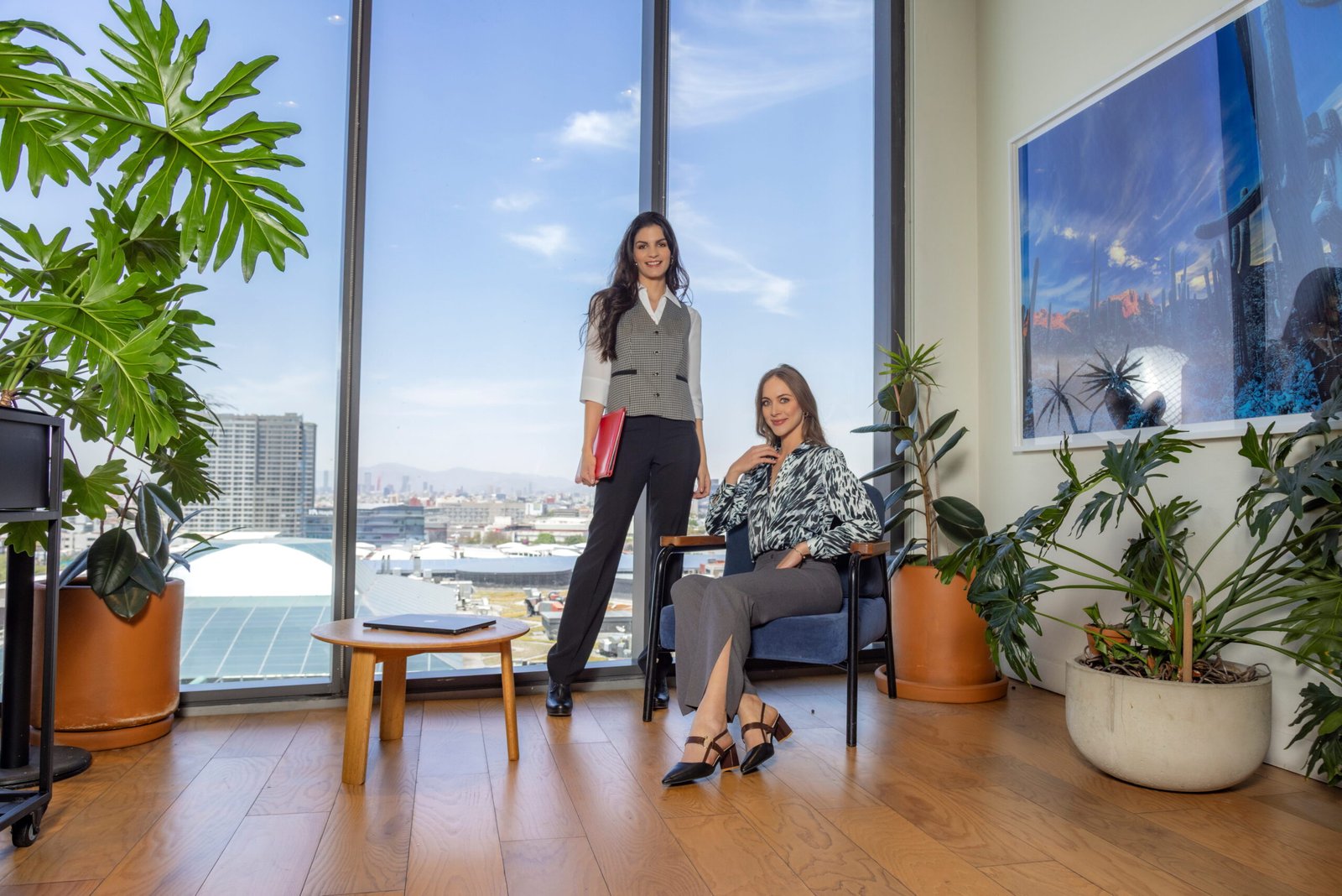 2 mujeres con traje sastre