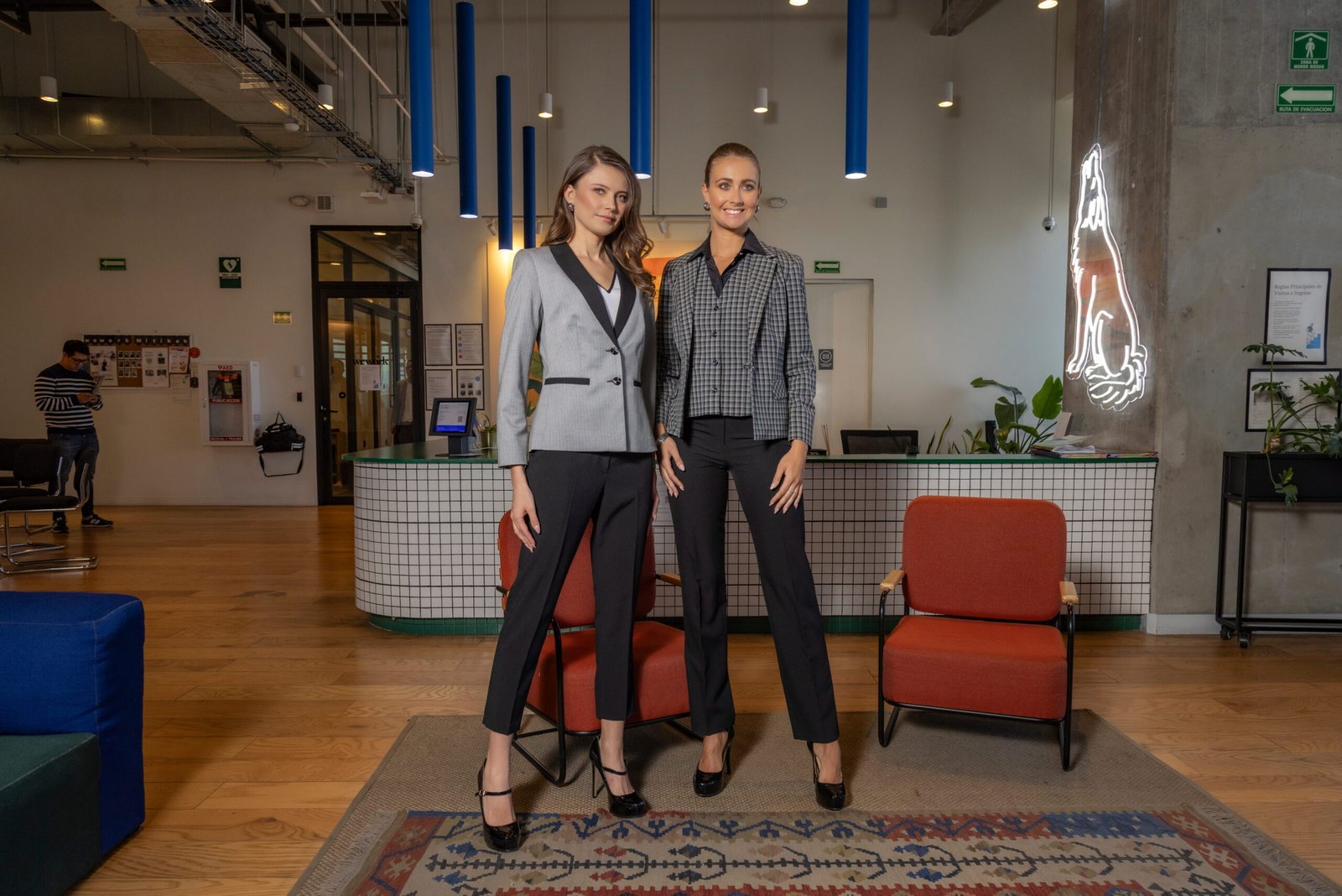 2 mujeres con traje sastre