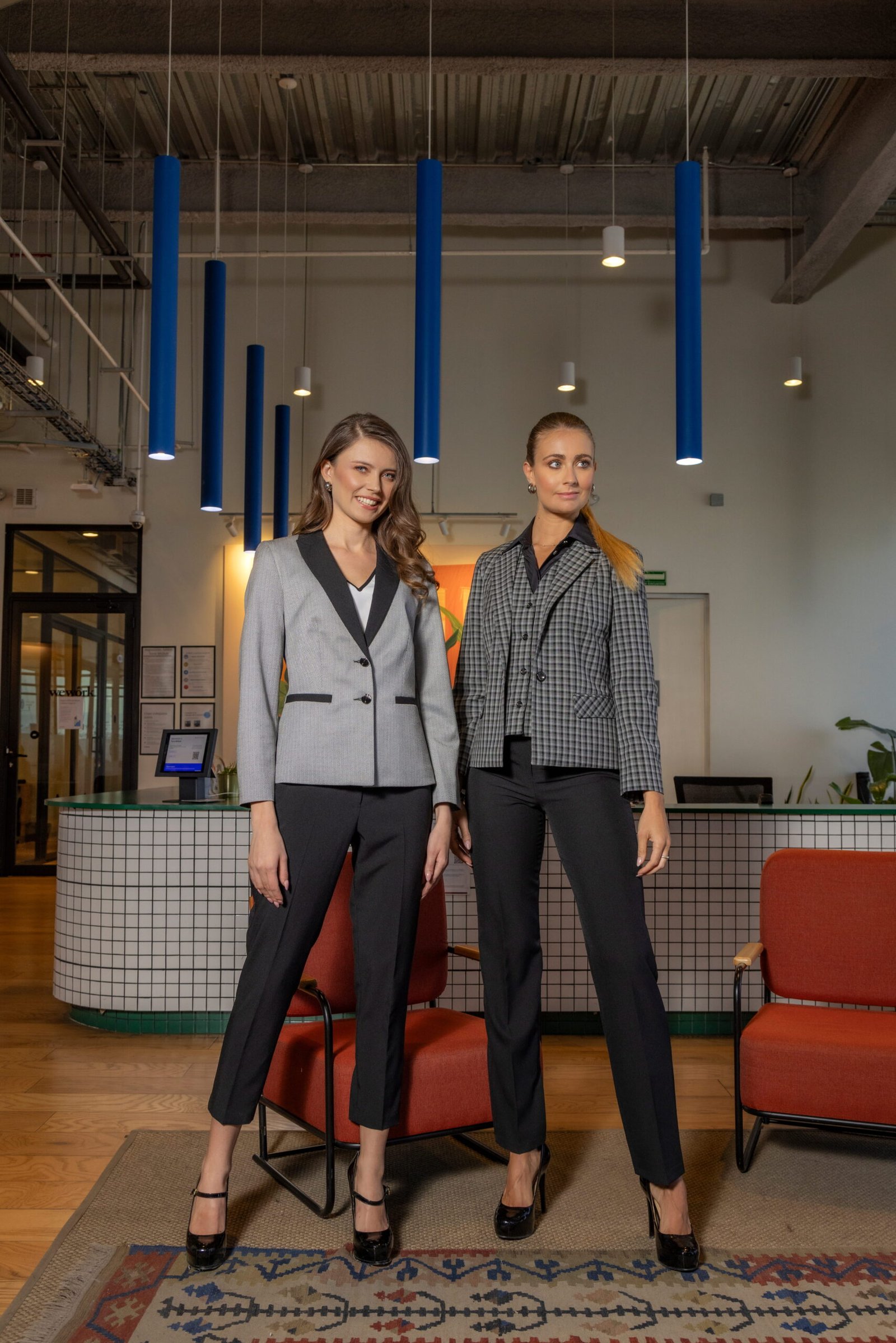 2 mujeres posando en traje sastre