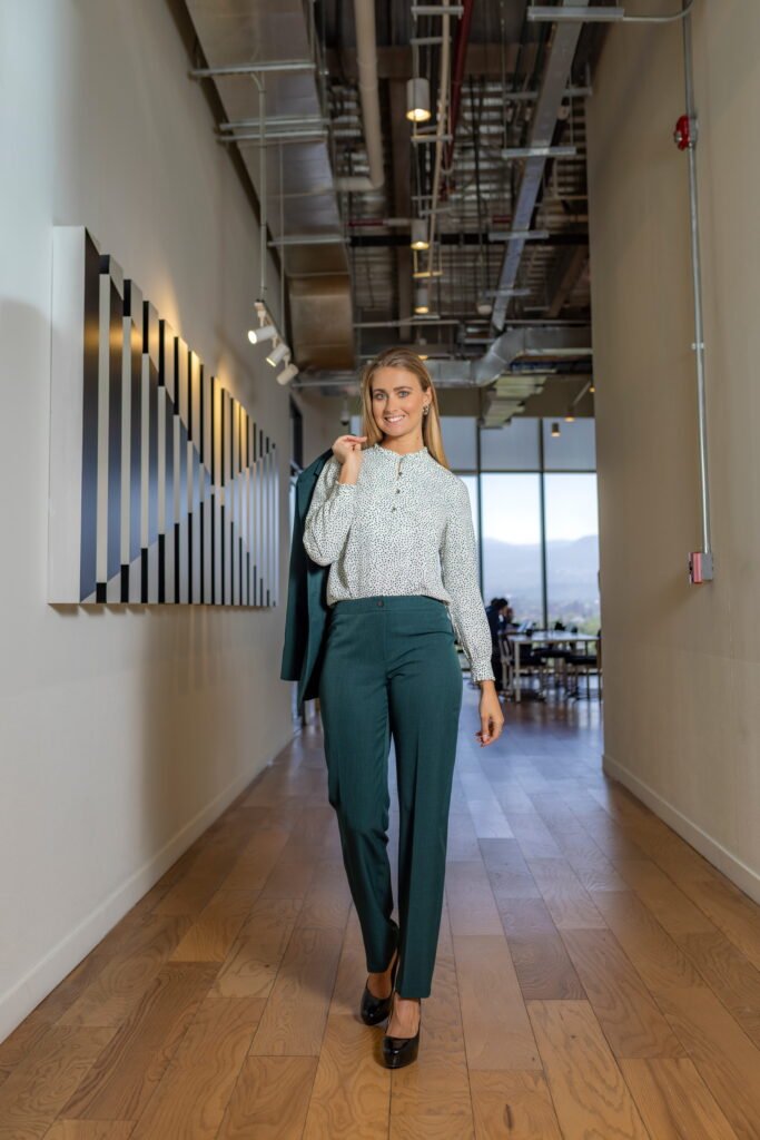 mujer con traje moderno