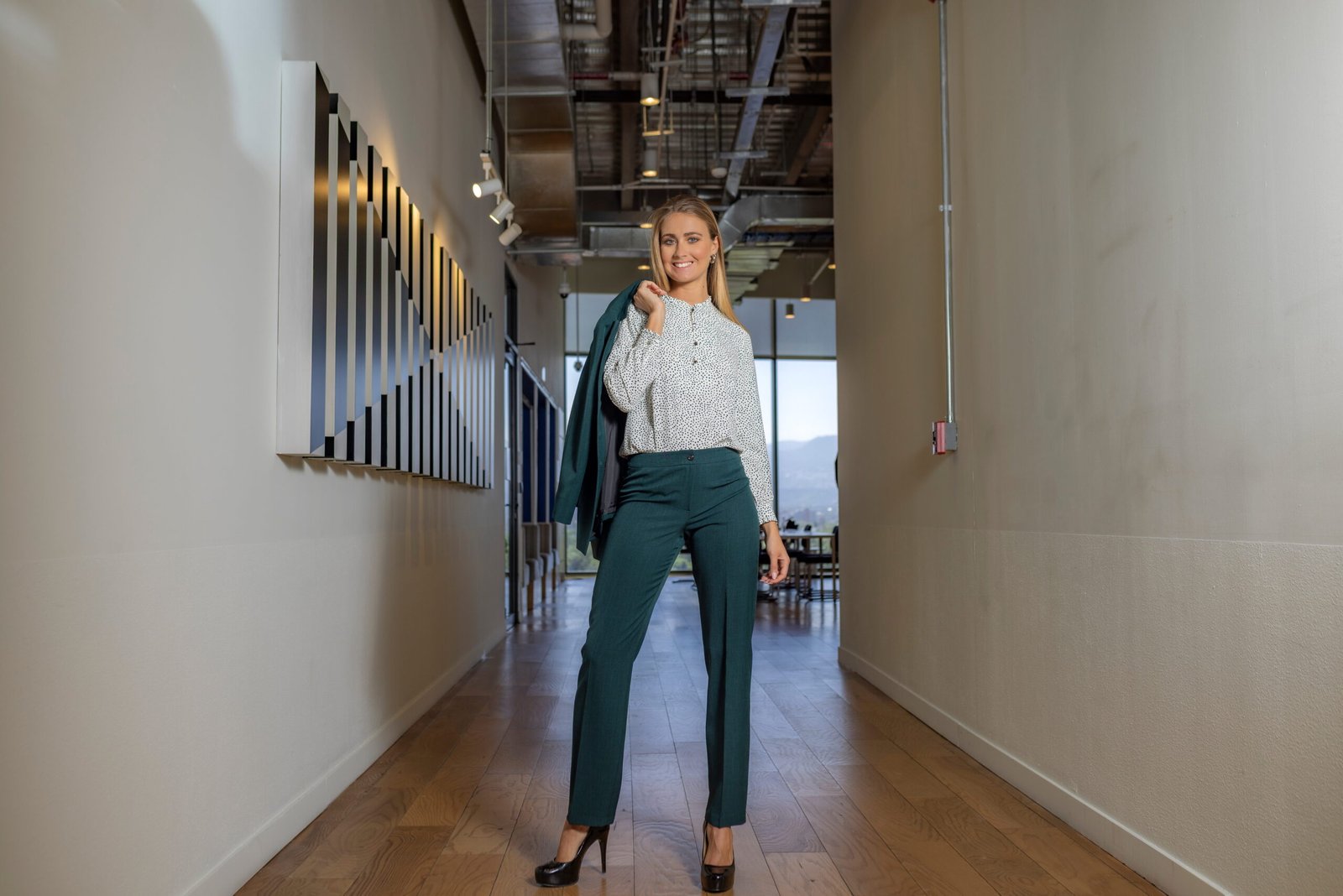 dama con traje sastre moderno