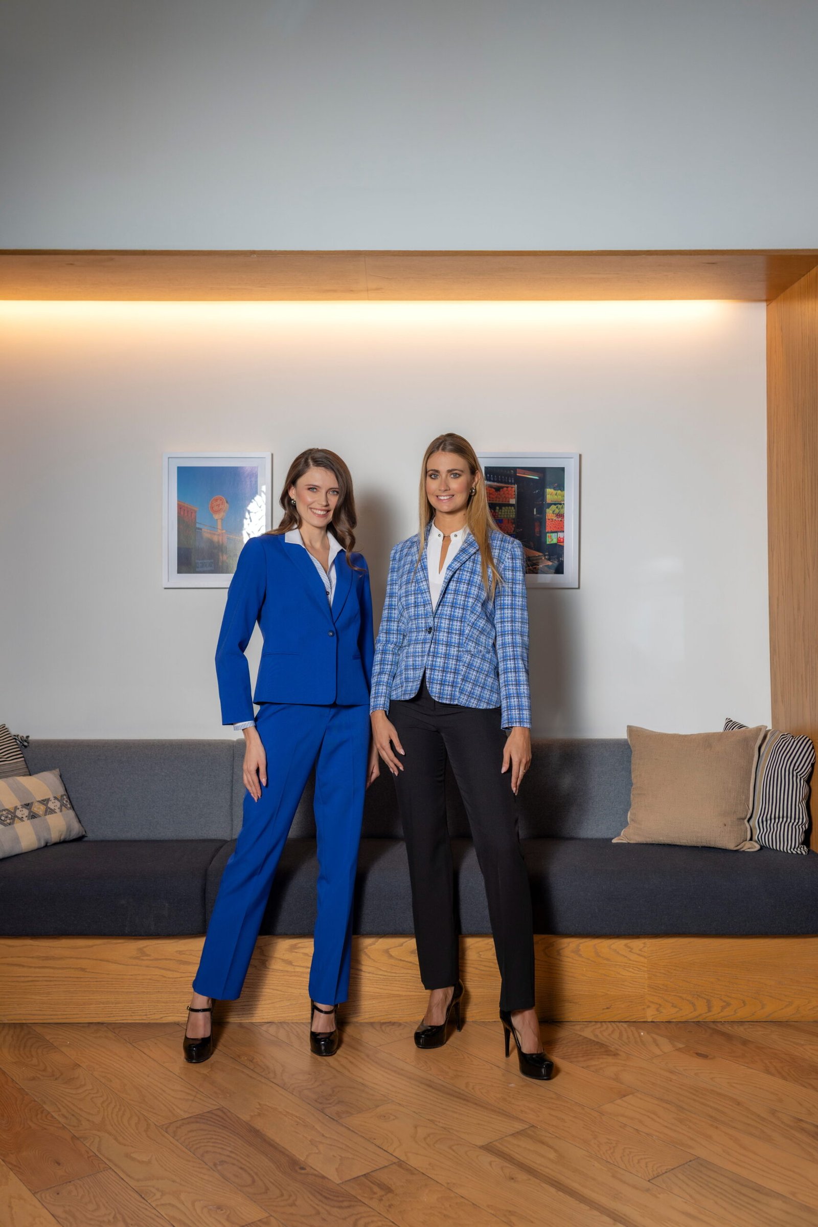 damas con traje sastre moderno