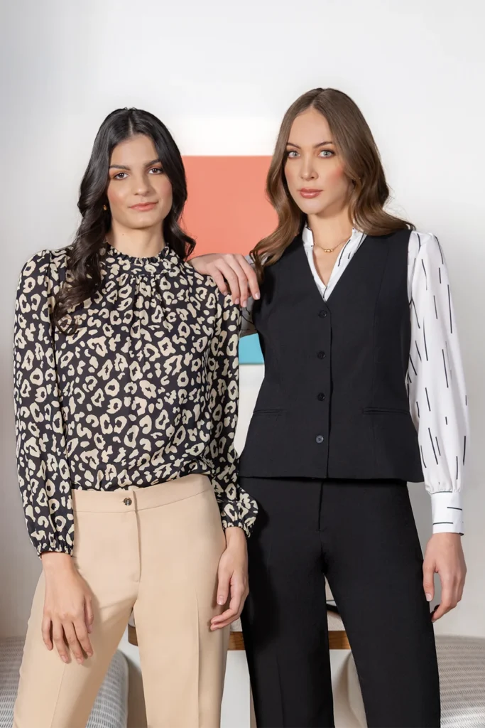 mujeres con traje moderno