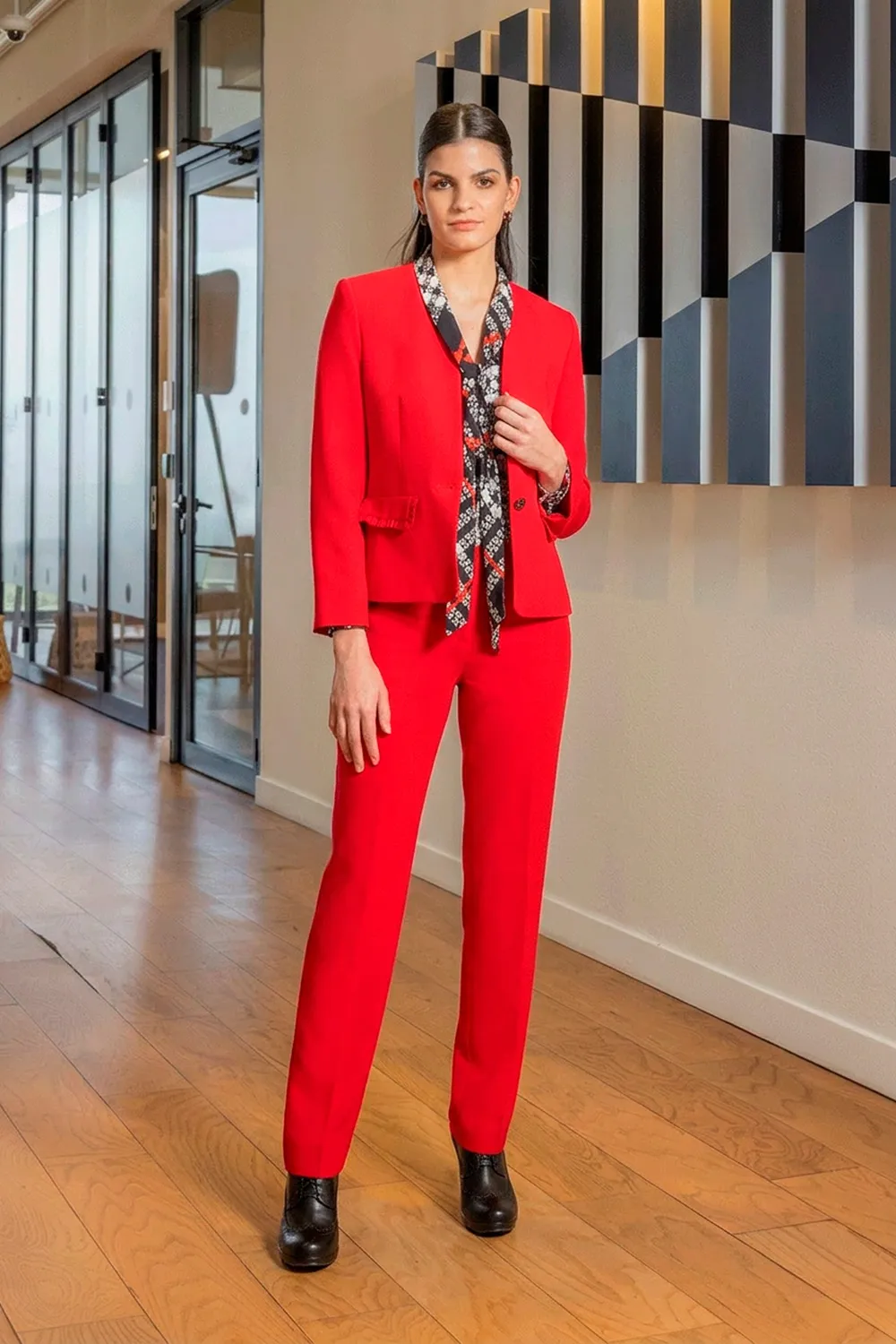mujer con traje rojo