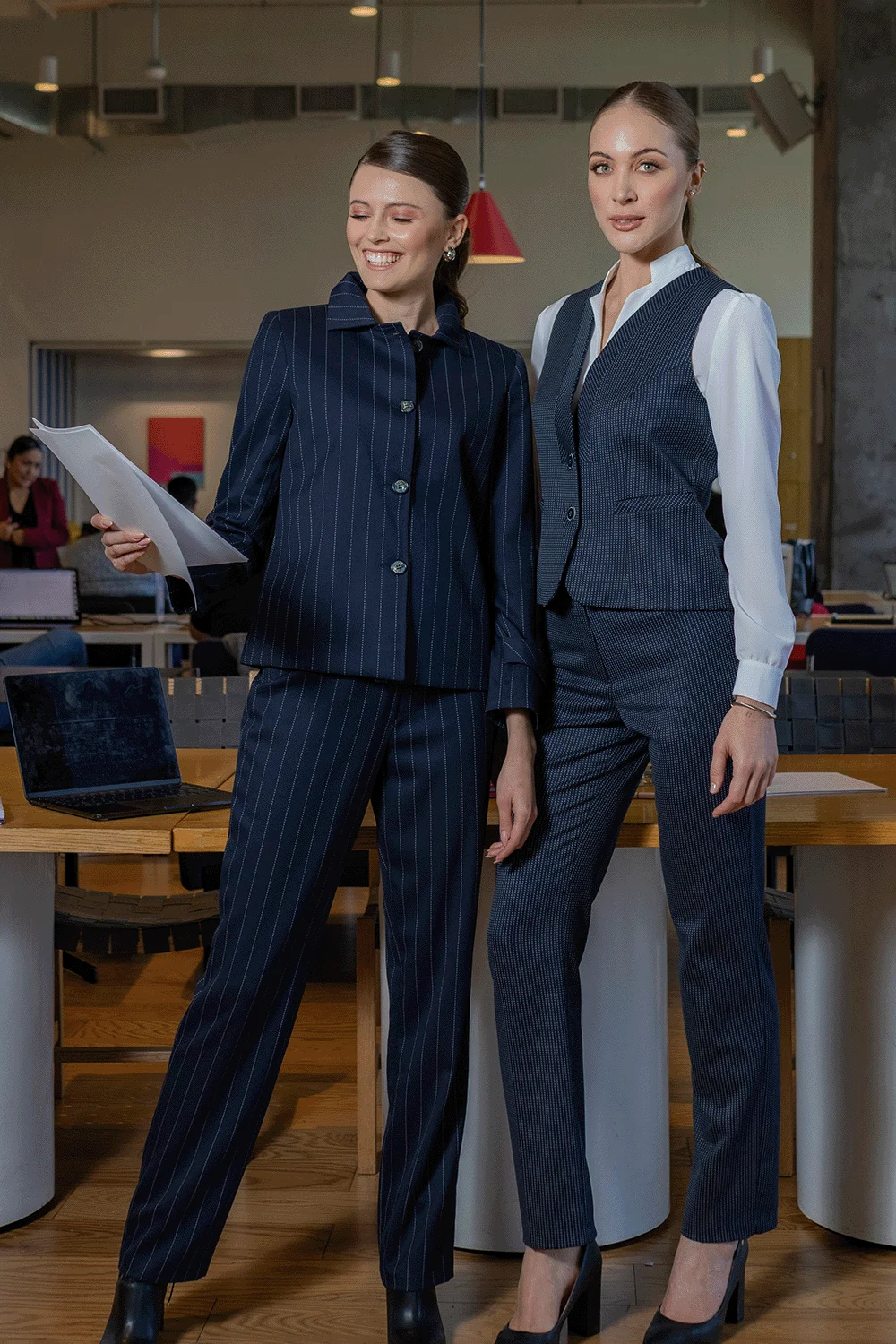 2 mujeres con traje