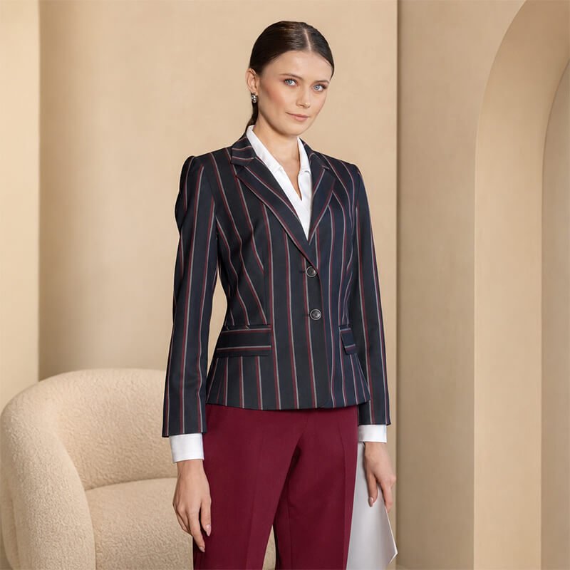mujer con traje sastre