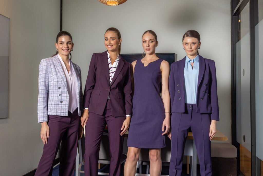 4 mujeres con traje ejecutivo