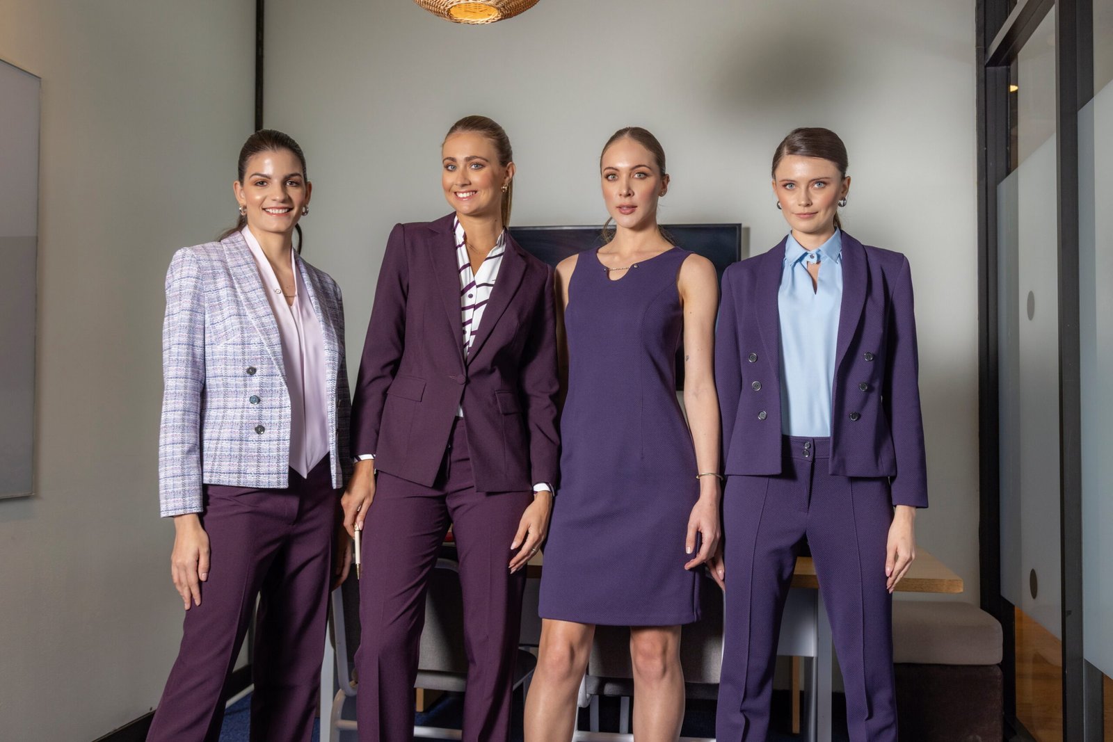 4 mujeres con traje ejecutivo